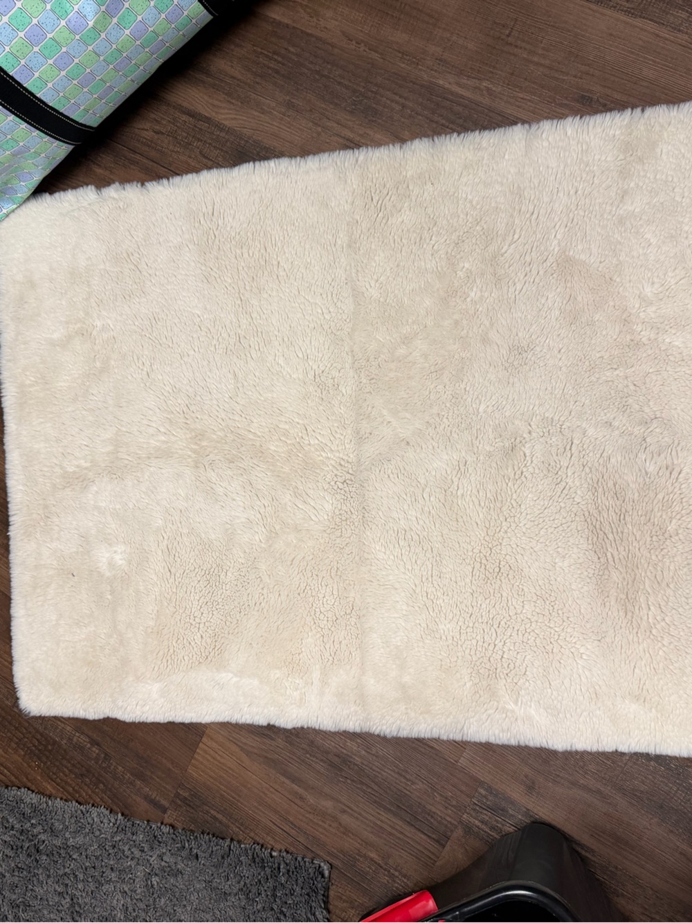 Silhouette Cream Faux Sheepskin rug